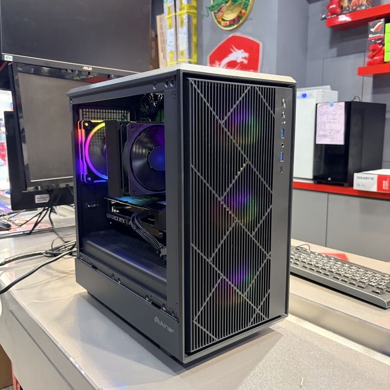 電腦完工照 M-ATX 機殼整體視覺與比例