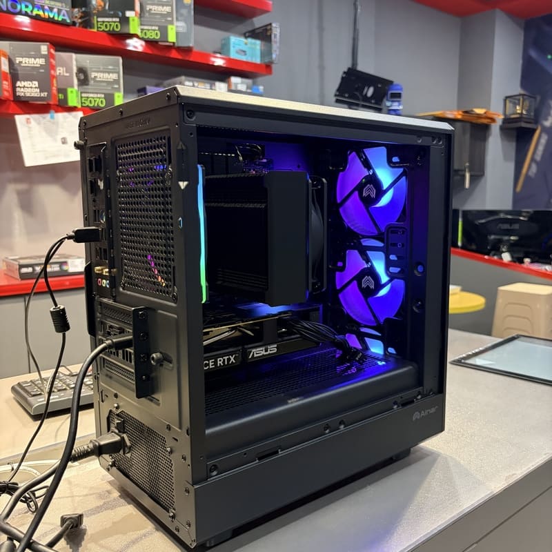 電腦完工照 散熱風道設計與塔扇安裝細節