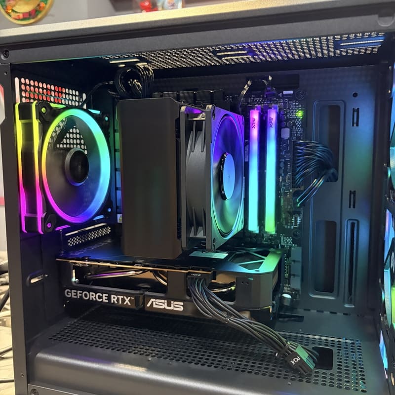 電腦完工照 處理器散熱器與記憶體顯卡間距