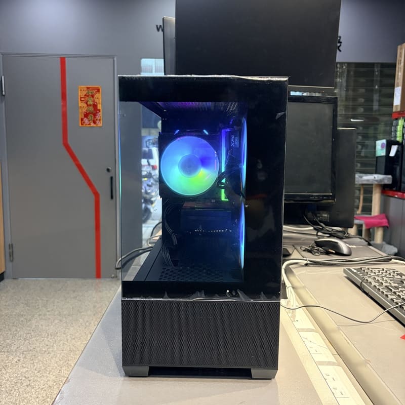 酷碼 Elite 490 電腦開箱正面完工照，展示全景玻璃透側與內部散熱優化