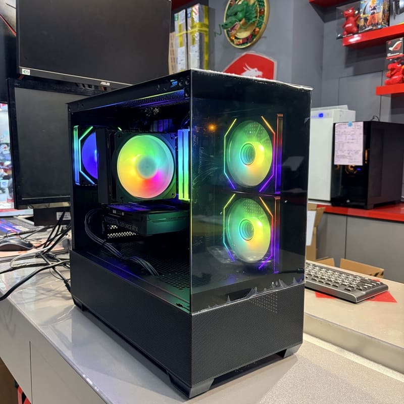 電腦完工照側面角度，展示機殼前方雙進氣風扇與 DIY 走線細節