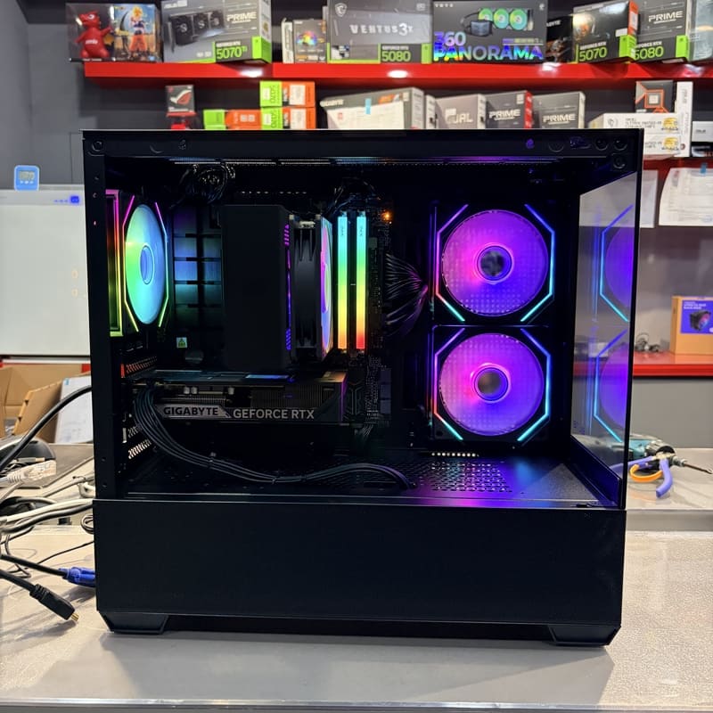 電腦機殼內部平視完工照，展示塔型散熱器、記憶體與顯示卡水平對齊