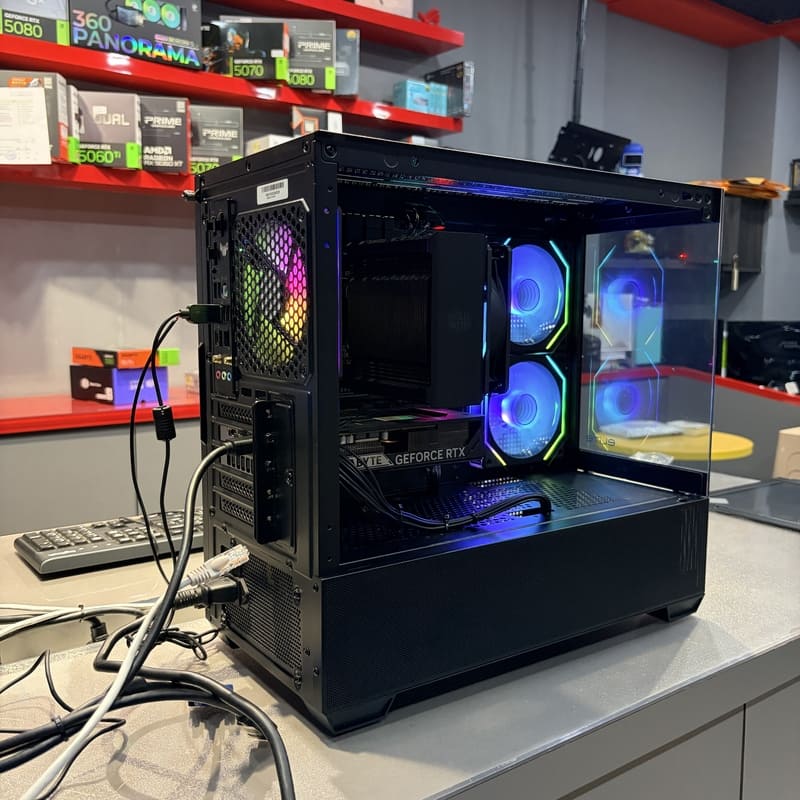 電腦完工照後方視角，展示塔散與後排風扇的風道對齊與 I/O 區域