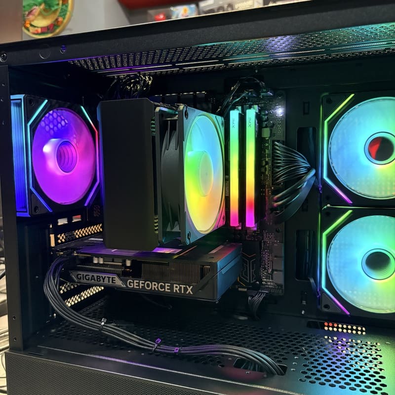 電腦組裝細節特寫，展示 CPU 塔散與 RGB 記憶體之間的精準間距