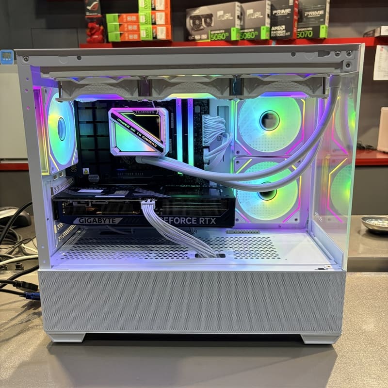 電腦完工照、無側板內部展示、零組件細節