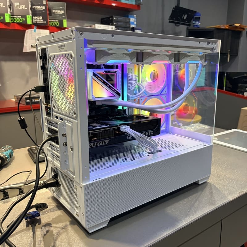 電腦完工照、背部I/O介面、主機板擴充