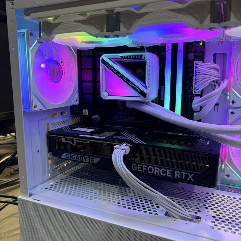 電腦完工照、內部特寫、散熱優化與俐落走線