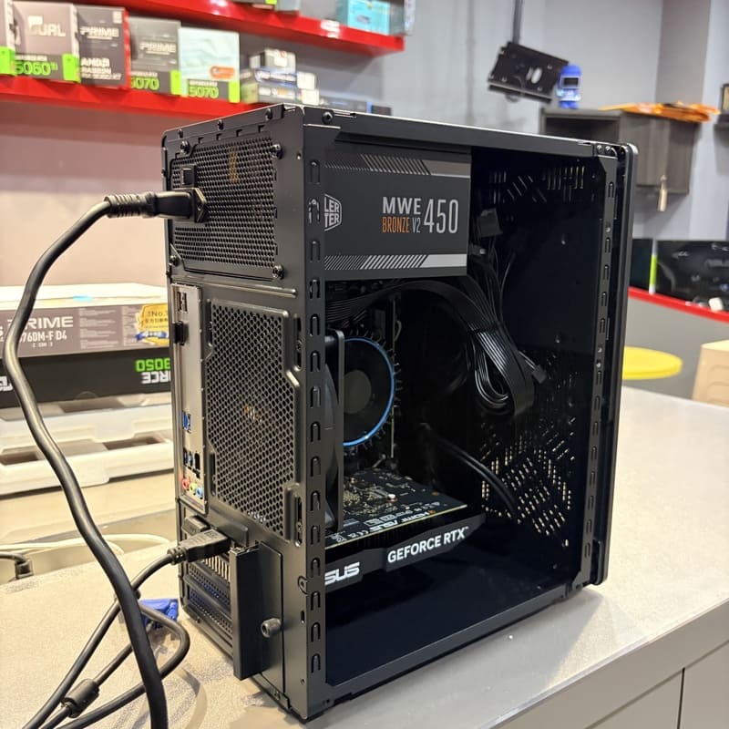 電腦完工照 後方背板視角 電源配置 更穩定