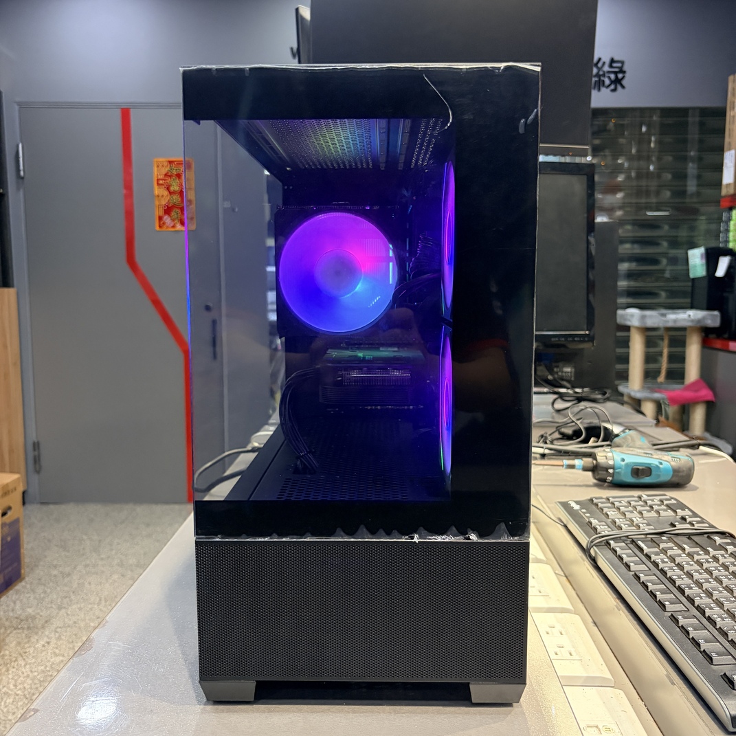 主機正面特寫，隔著玻璃展示內部發光風扇