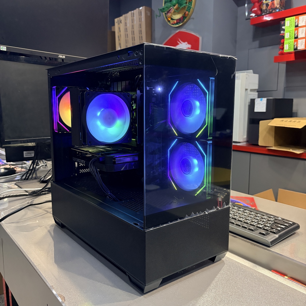 酷碼 Elite 490 機殼完工 45 度角展示，展現全景玻璃透側與 ARGB 風扇光效
