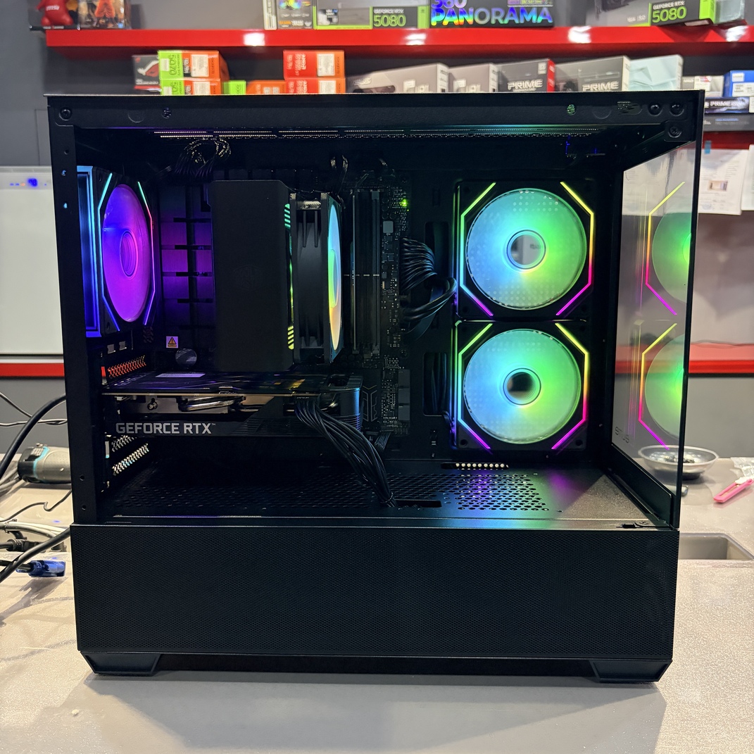 電腦機殼內部側面特寫，展示 CPU 散熱器、顯示卡與乾淨的走線