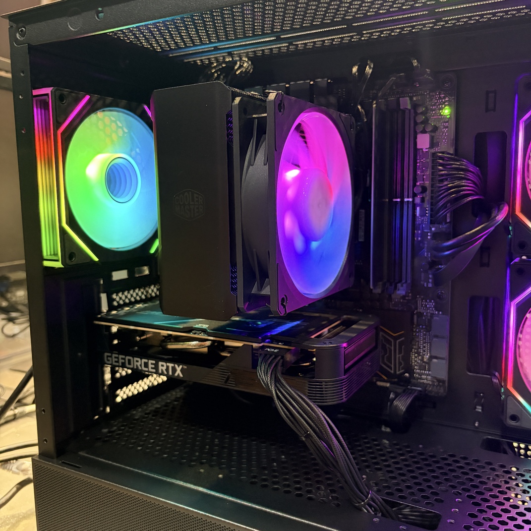 近距離特寫 CPU 塔型散熱器與 ASUS RTX 5050 顯示卡