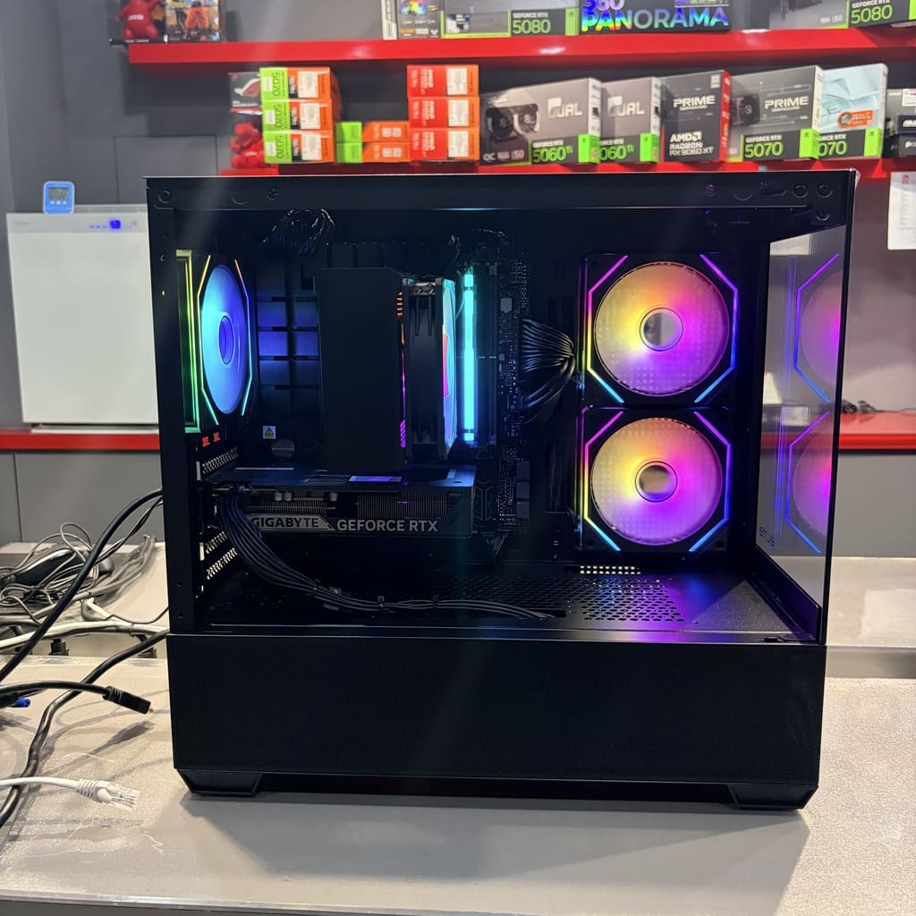 2026 電腦組裝完工照，展現散熱優化與 DIY 細節