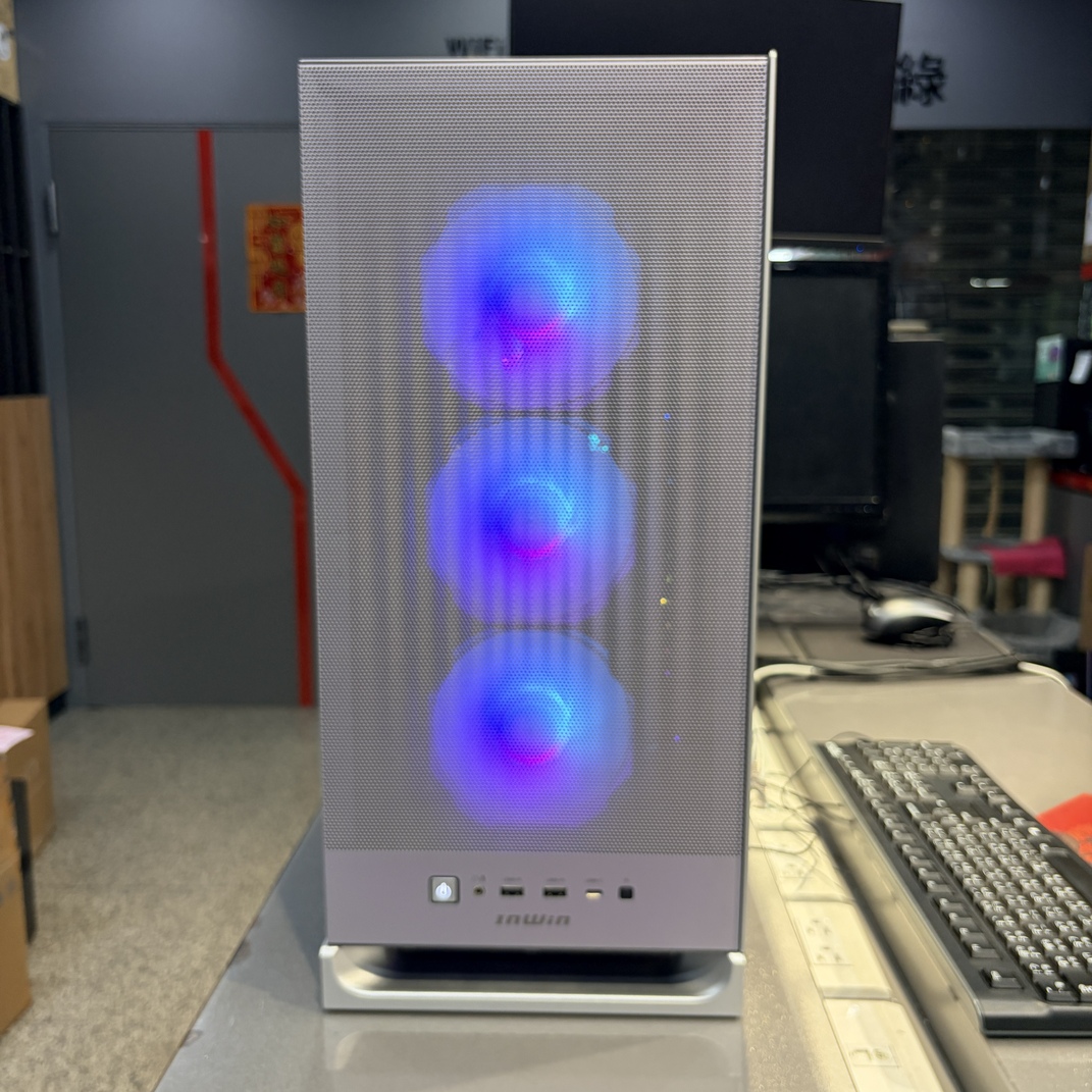 電腦機殼正前方視角，展示三顆進風風扇