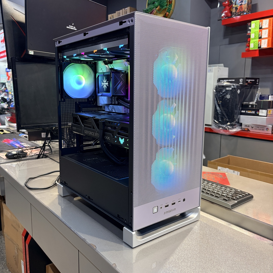 迎廣 DLITE 摩卡機殼前方與側面視角，展示進氣網孔與內部整線