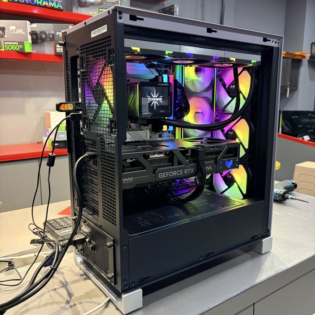 電腦主機側後方視角，展示電源配置與機殼內部深度