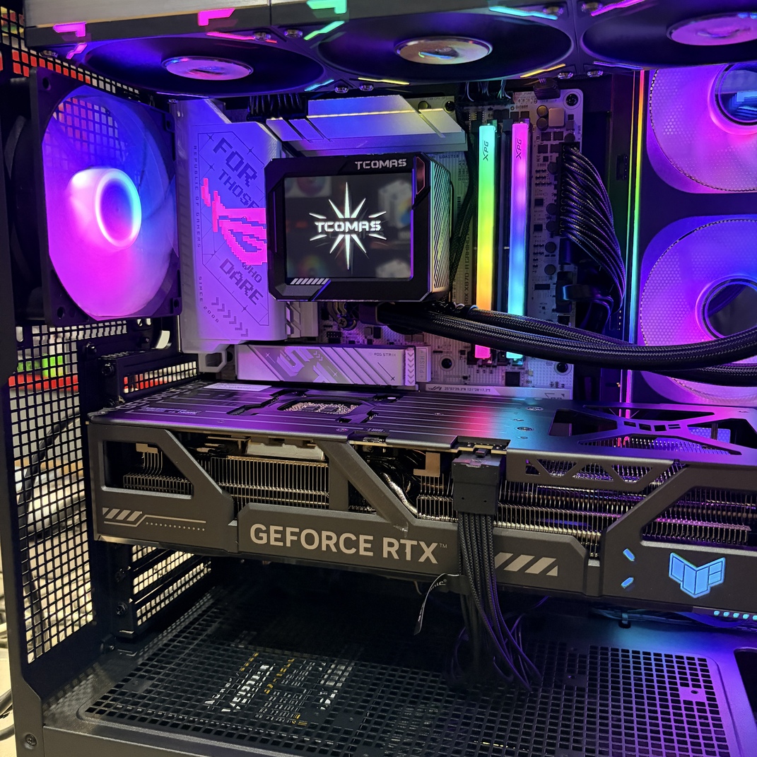 鈦鉭水冷 LCD 螢幕與 RTX 5090 顯卡近照