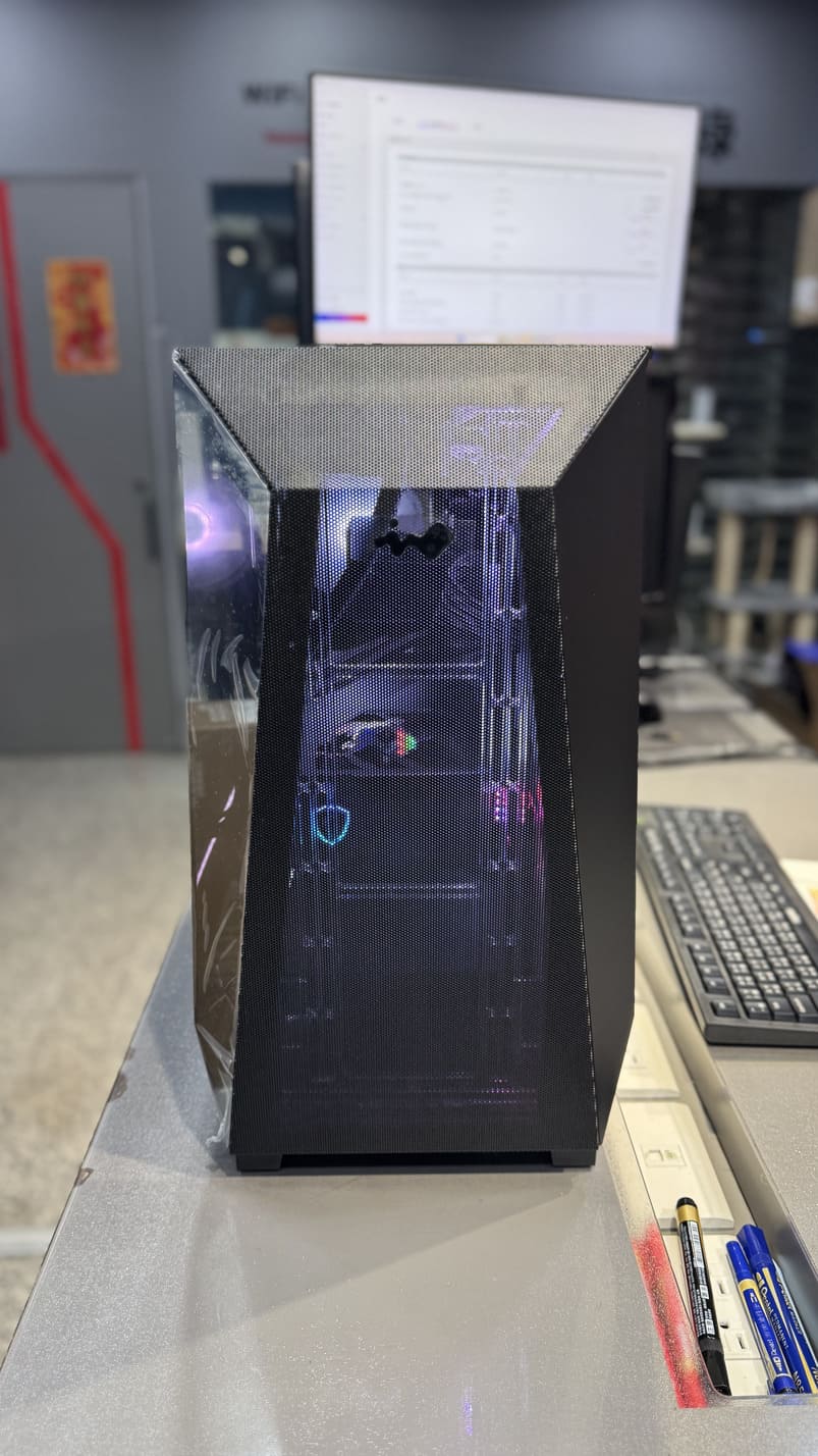 迎廣 PRISM 機殼正面照，展示大面積進氣網孔與RGB燈效