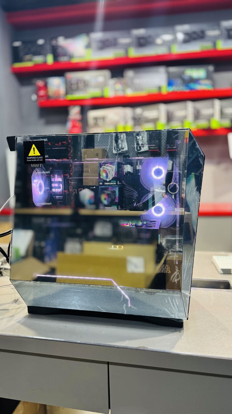 機殼側面鏡面玻璃特寫，反射周圍環境與內部燈光