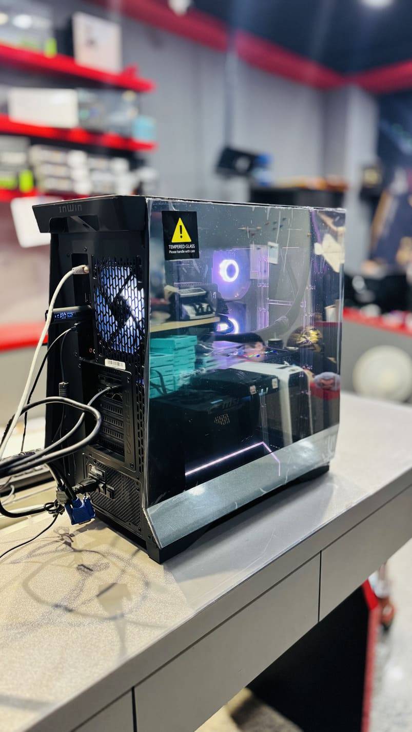 電腦主機後側視角，展示海韻電源安裝與線材整理