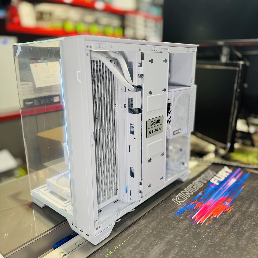 機殼背部視角，展示聯力 EDGE 電源供應器與背插設計