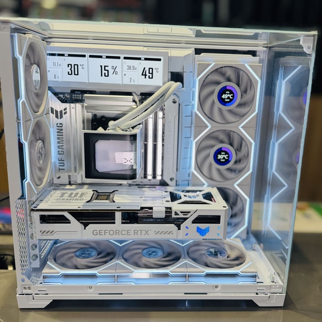 華碩 TUF B850-BTF 背插主機板安裝實拍，展現無比整潔的內部空間