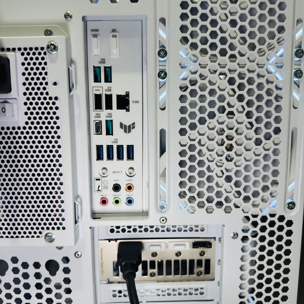 機殼背部IO與電源配置