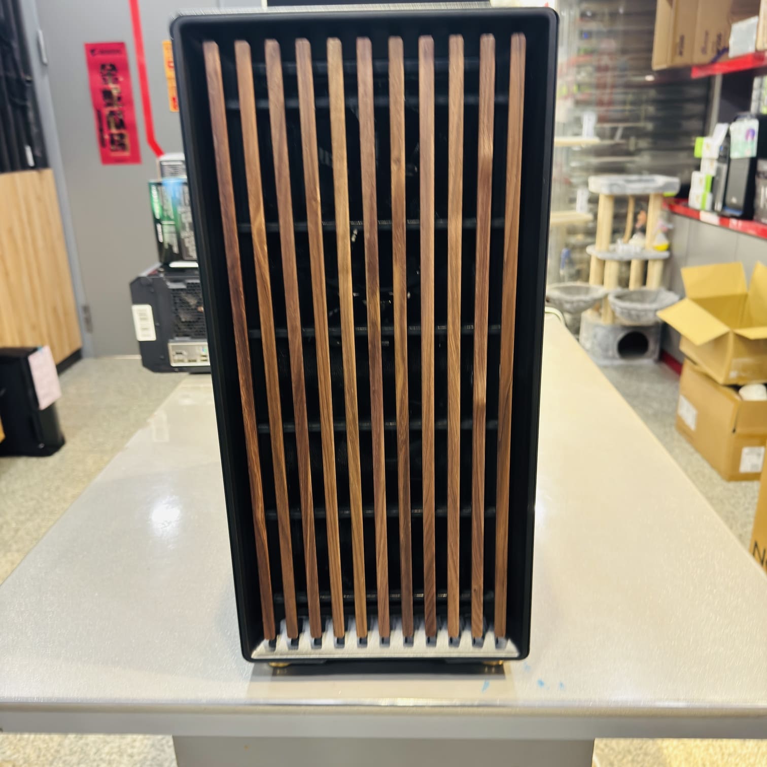Fractal North XL 正面胡桃木格柵設計，電腦開箱與質感升級