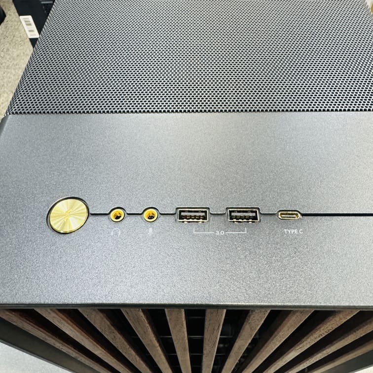 Fractal North XL 頂部 IO 介面，Type-C 與金色電源鍵