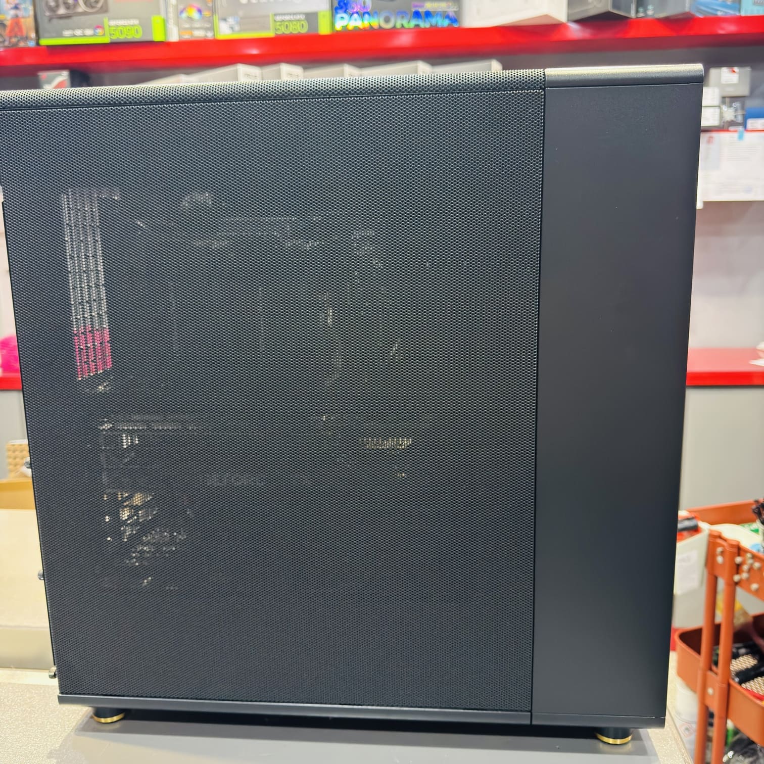 機殼側面 Mesh 網孔面板，極致通風設計