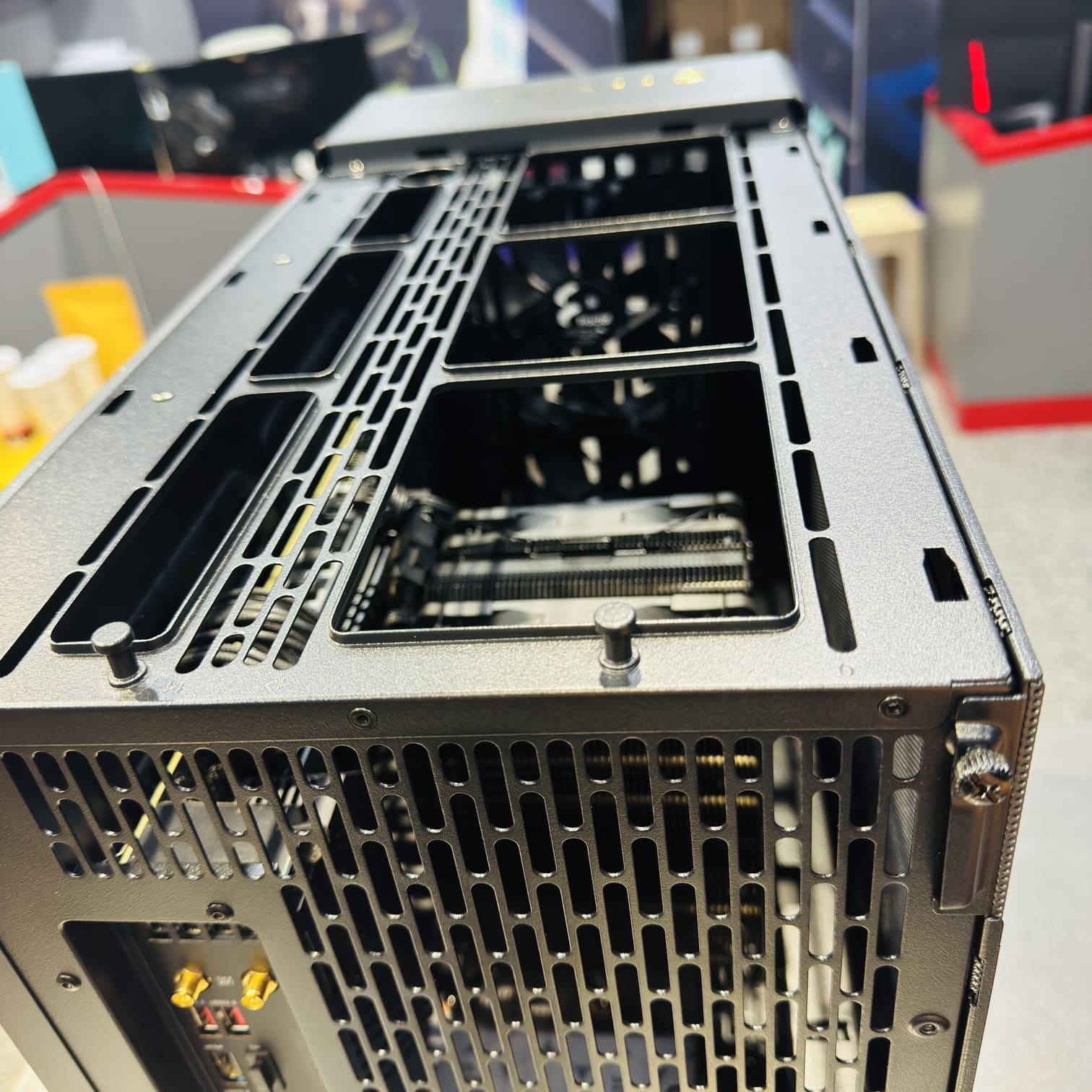 機殼頂部散熱孔位與風扇安裝架