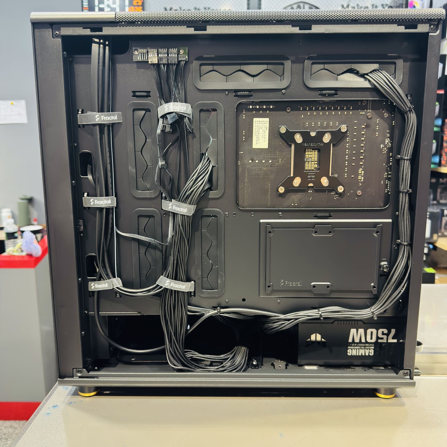 電腦背面整線與走線工整度展示，ASUS TUF 電源供應器