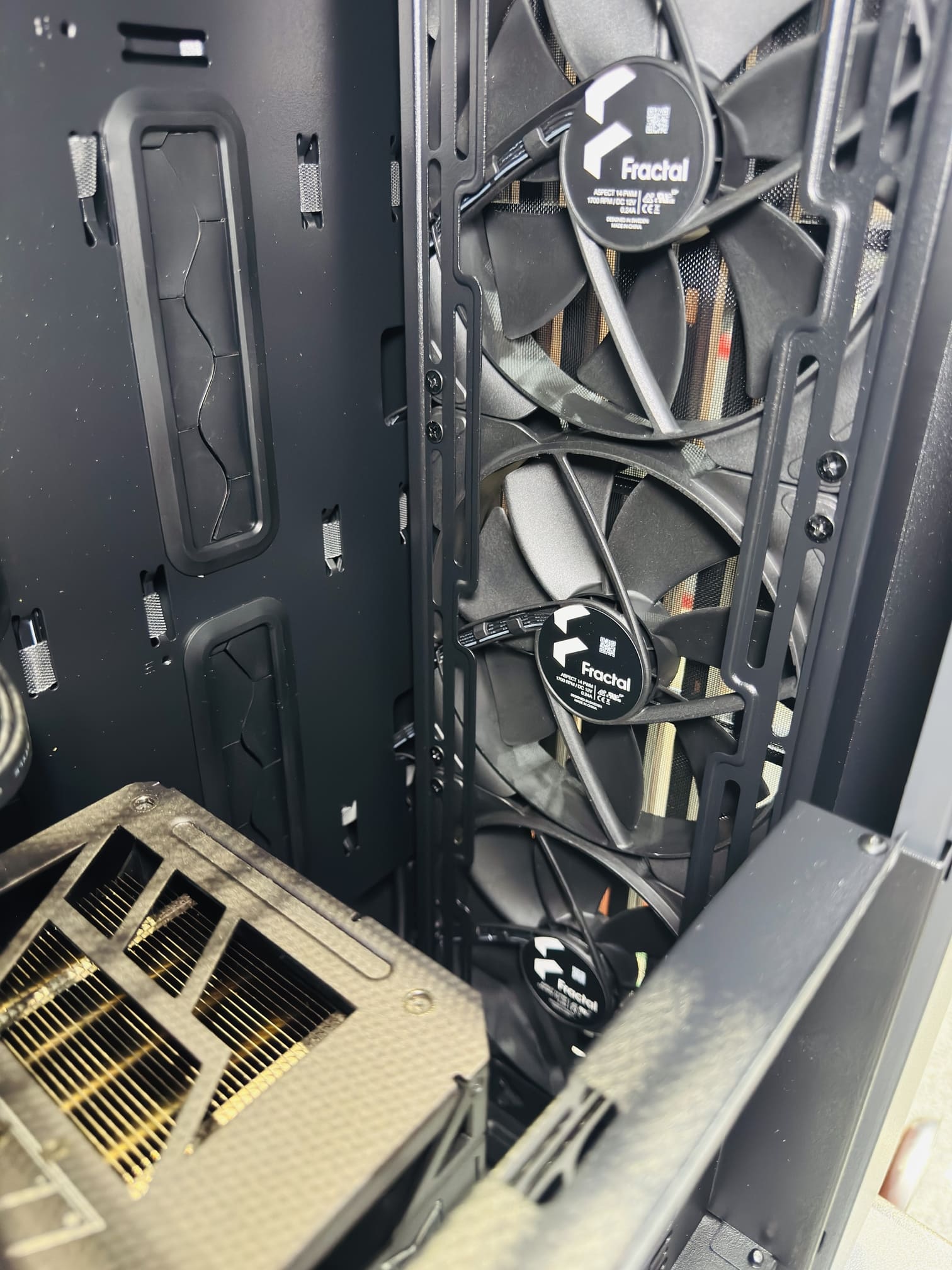 Fractal Aspect 14 PWM 風扇特寫，電腦散熱風道優化