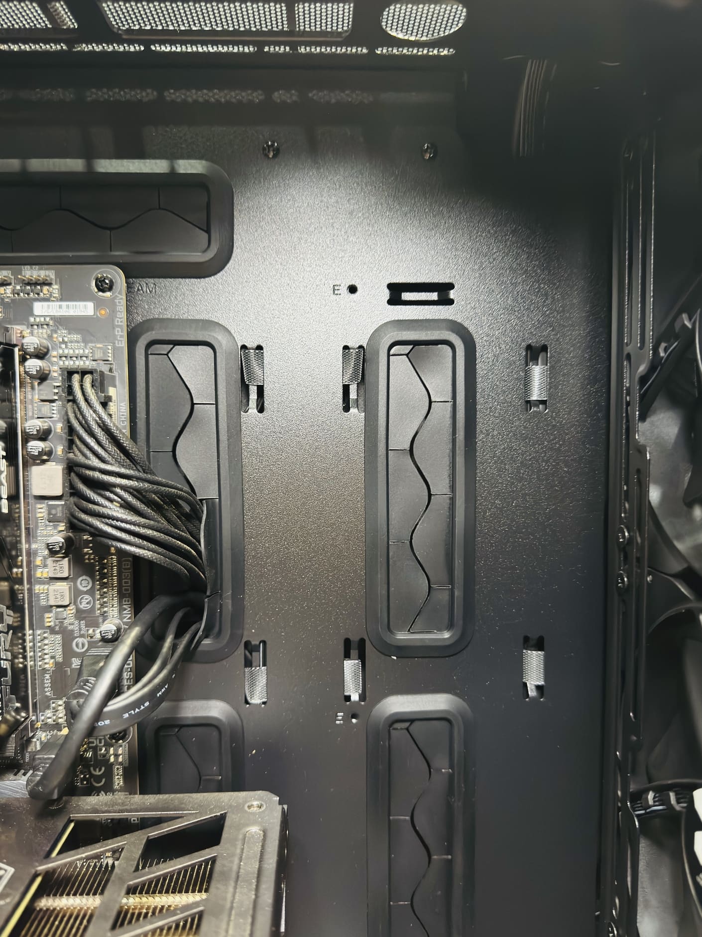 機殼背板開孔與理線橡膠圈細節