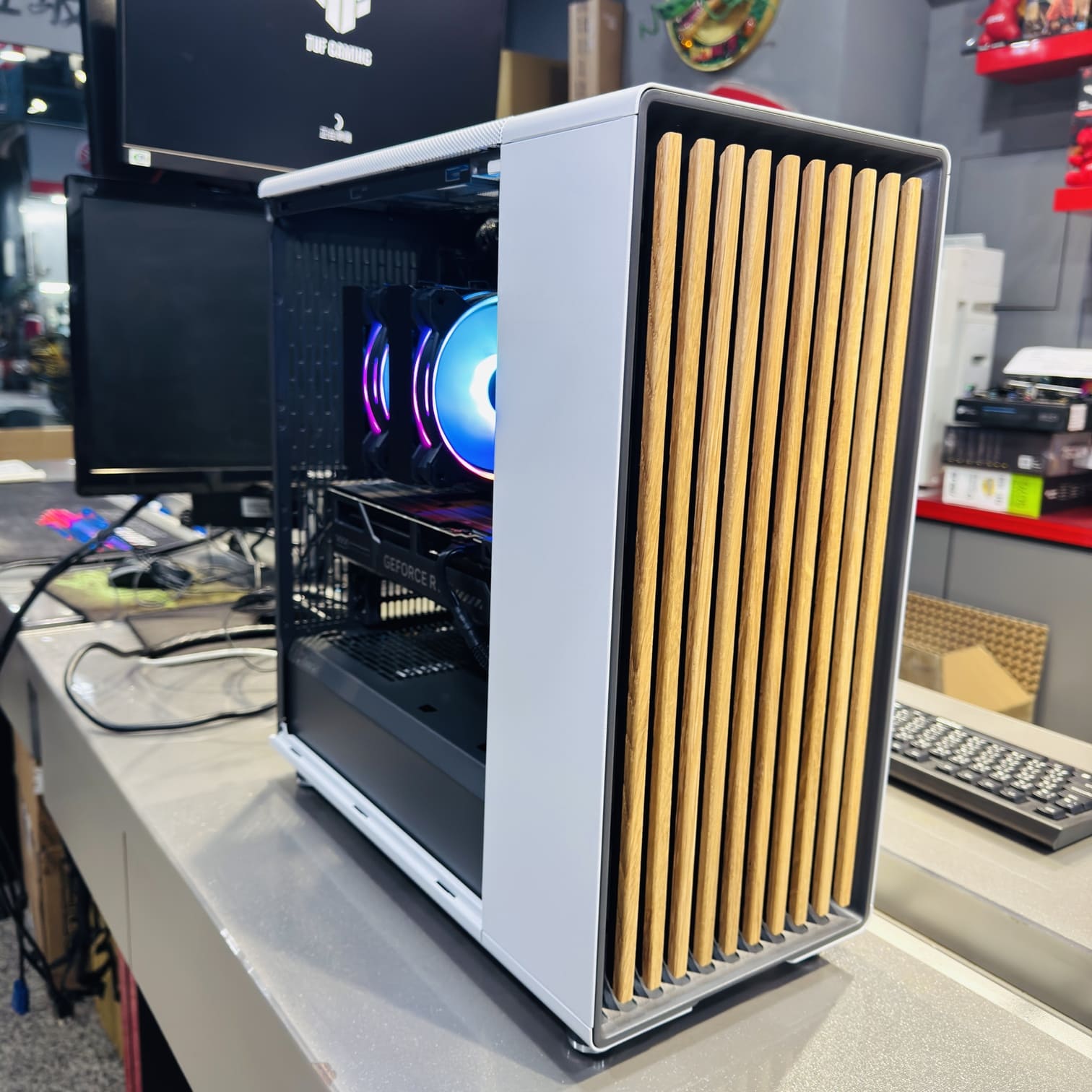 電腦開機運作 RGB 燈光與木質面板的搭配