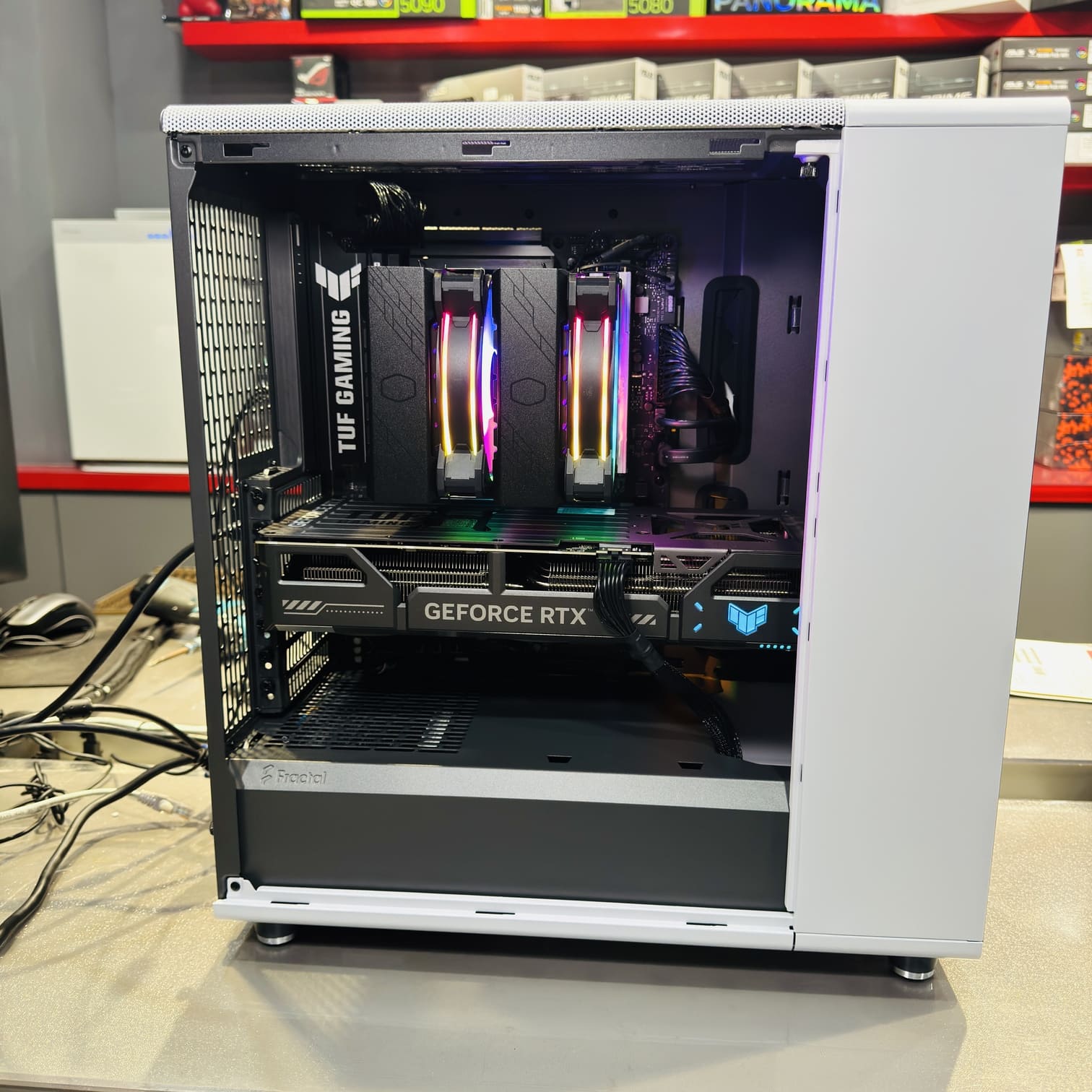 電腦內部硬體配置，雙塔散熱器，RTX 5070 顯卡安裝，電腦組裝細節