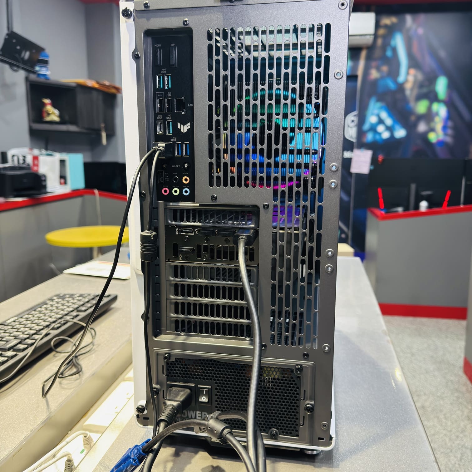 主機板背板 I/O 接口，Wi-Fi 7 天線接口，電腦維修與組裝細節