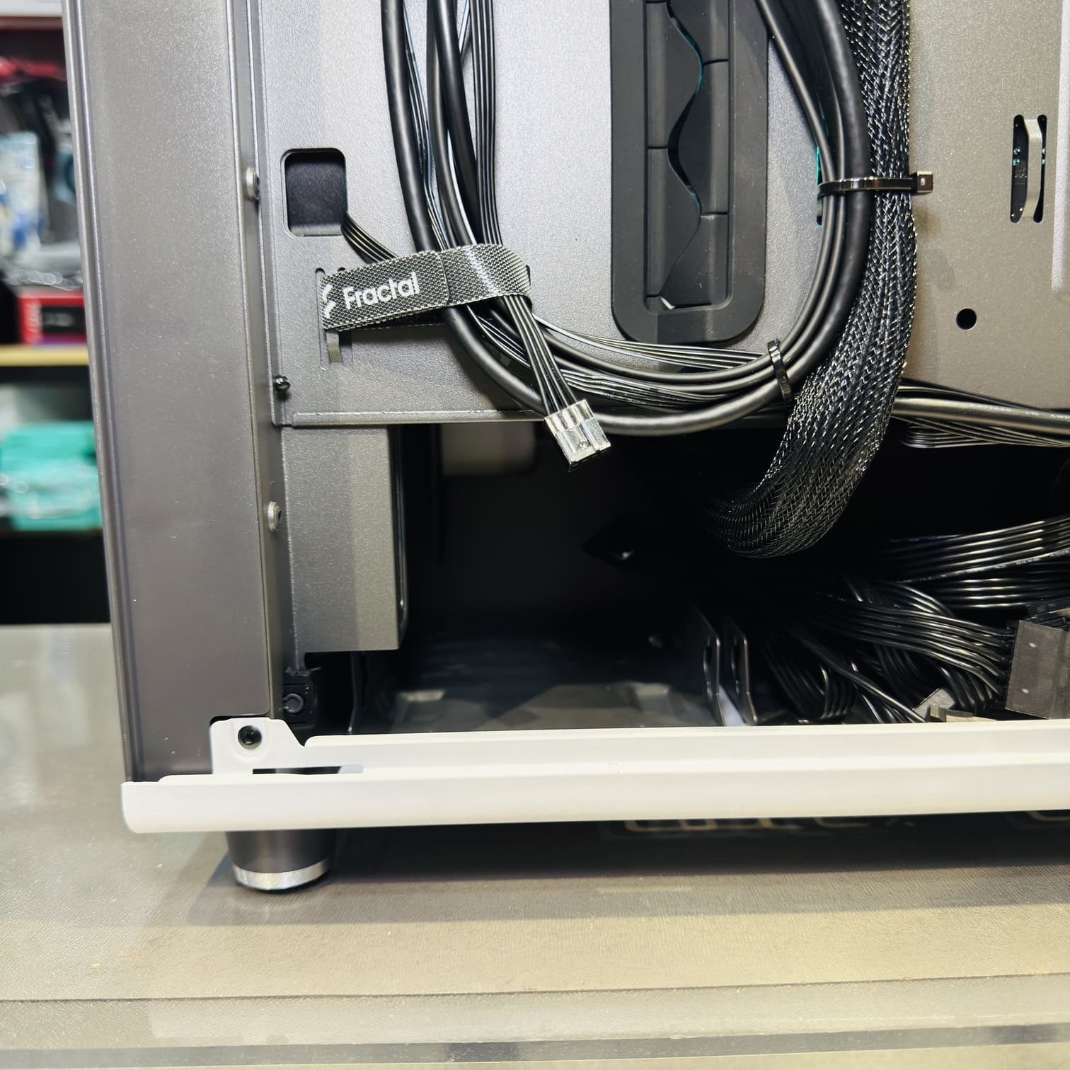 電源供應器線材收納與硬碟架空間