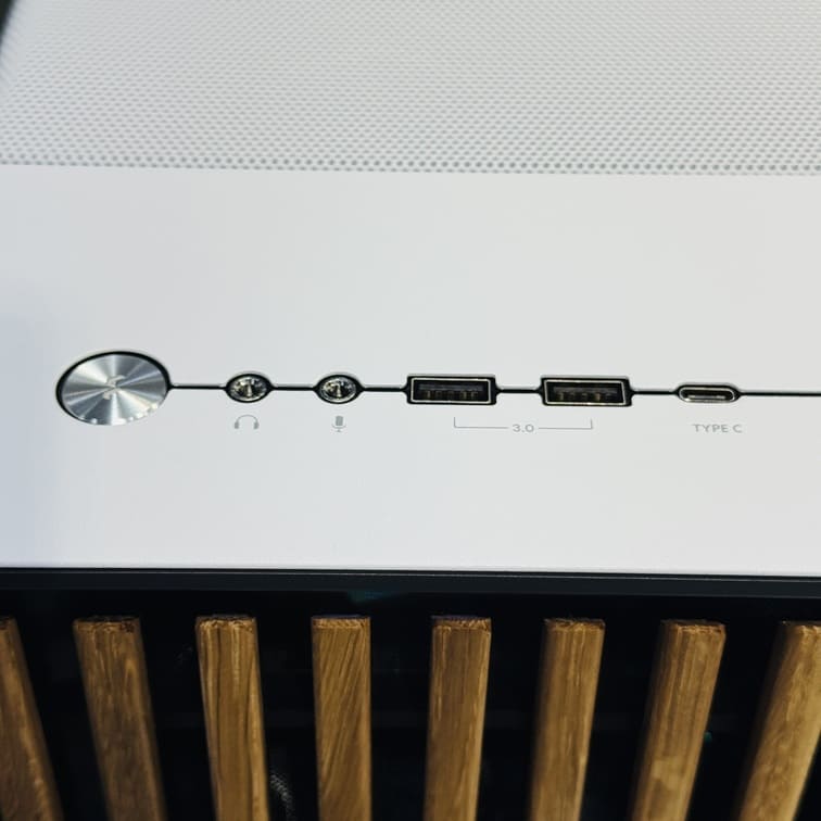 Fractal North 機殼頂部 USB Type-C 與電源鍵特寫