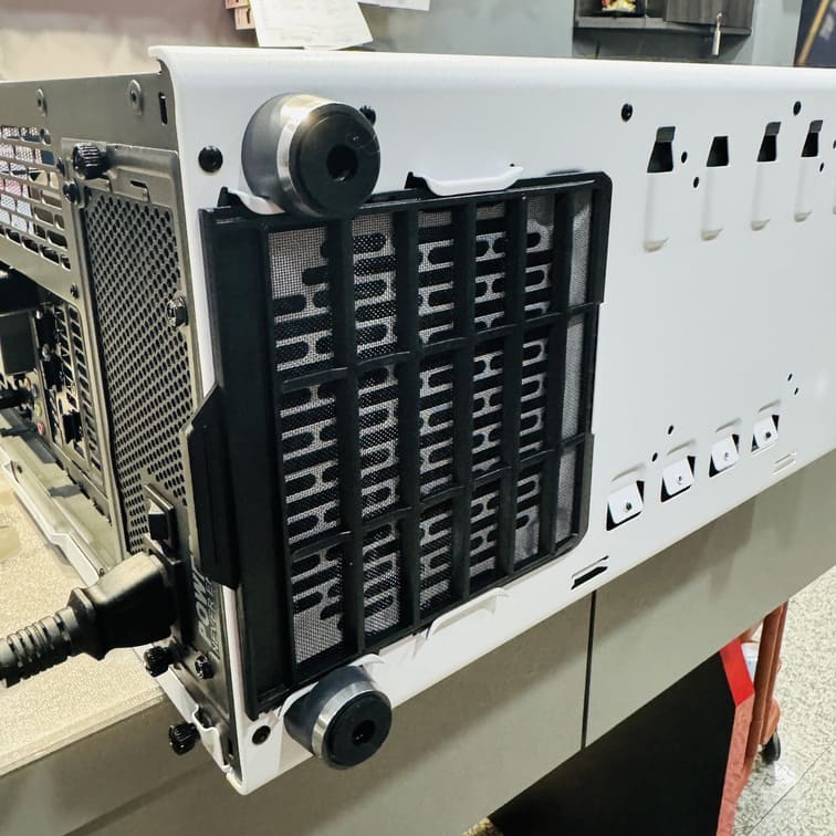 電腦機殼底部抽取式防塵濾網與腳墊