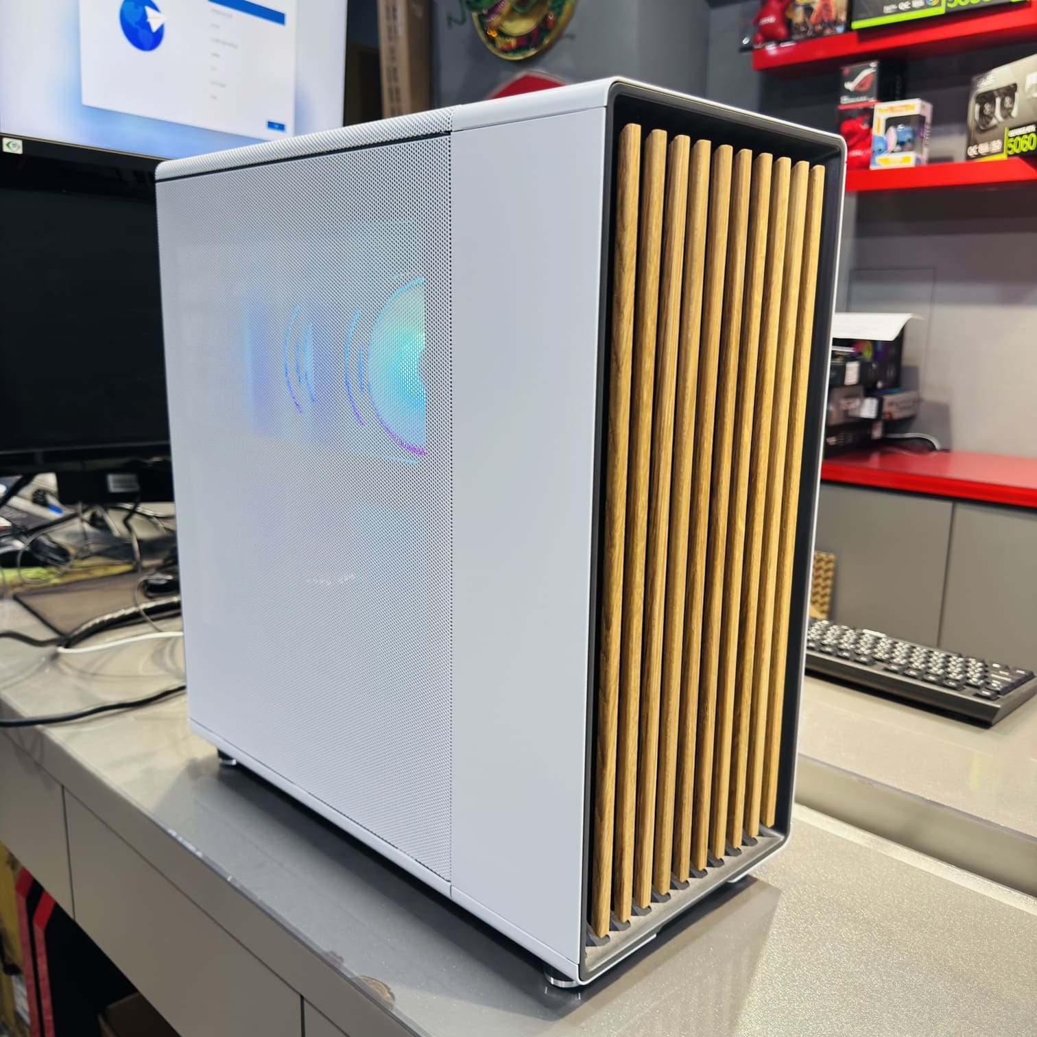 Fractal Design North 白色機殼外觀，電腦組裝完工照，簡約橡木面板設計