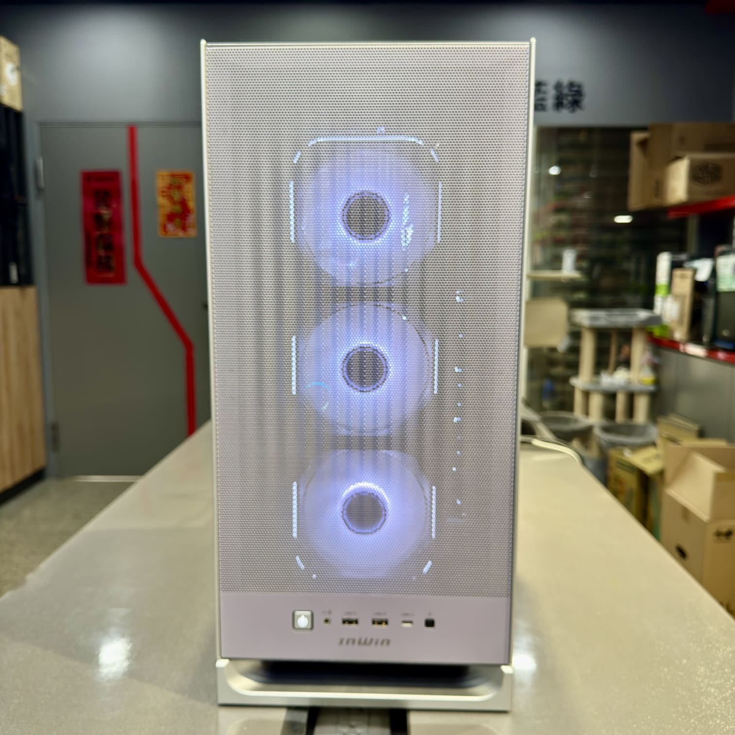 InWin DLITE 正面網孔設計 ARGB風扇透光 USB-C接口