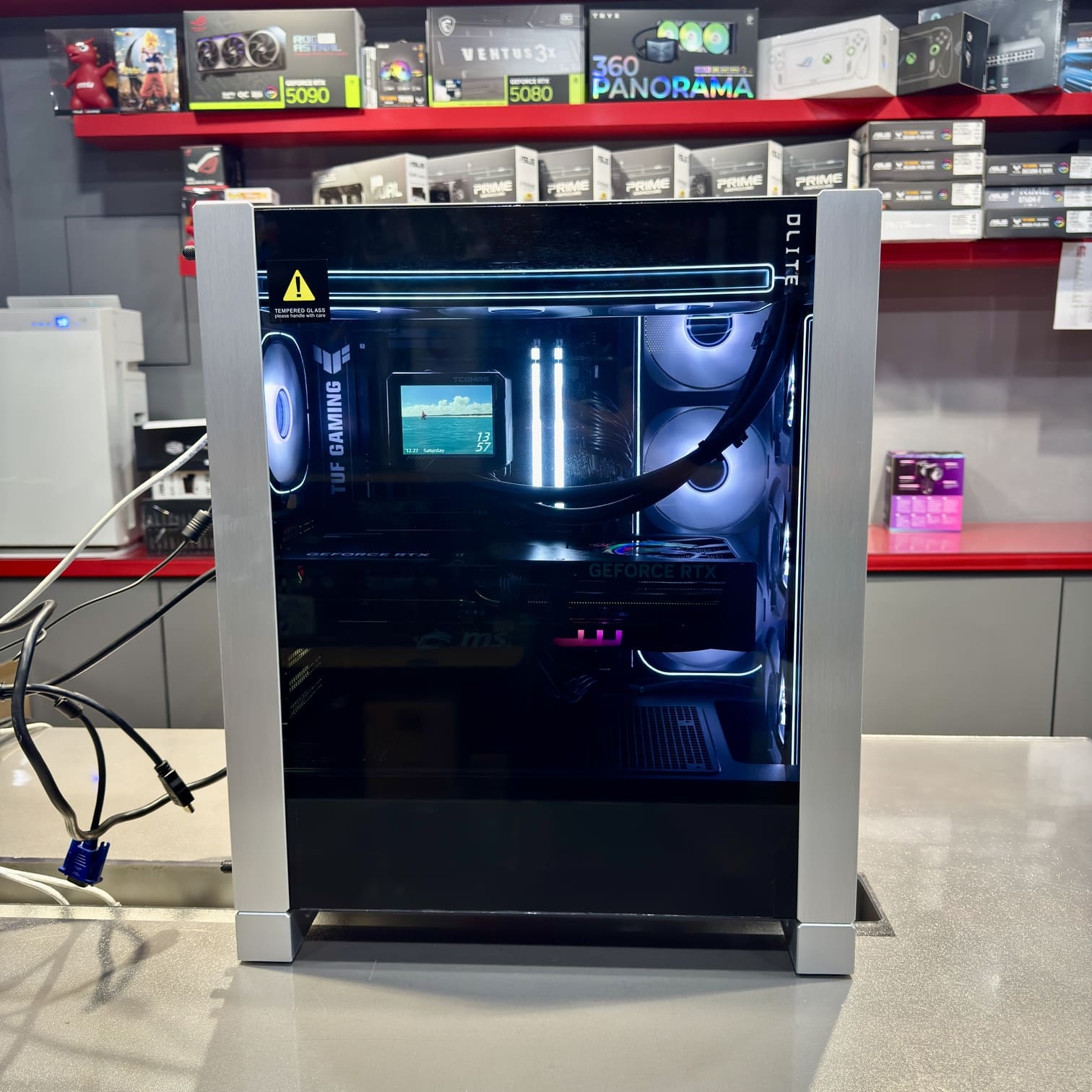 InWin DLITE 內部空間 TUF主機板 TCOMAS水冷螢幕展示