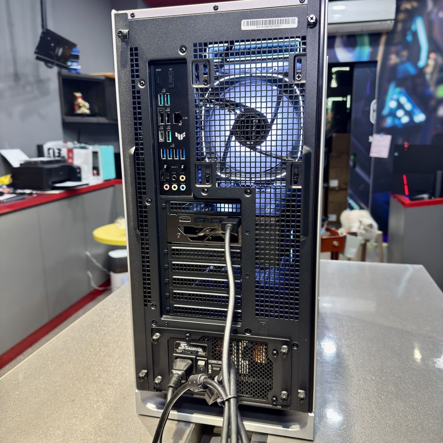 機殼後方I/O PCIe擋板 WiFi7天線接口