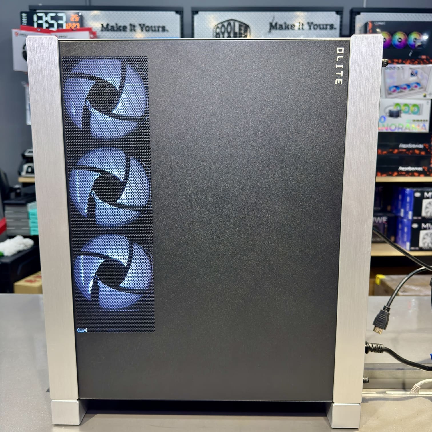 電腦機殼側面 RTX5090 內部配置 散熱風道