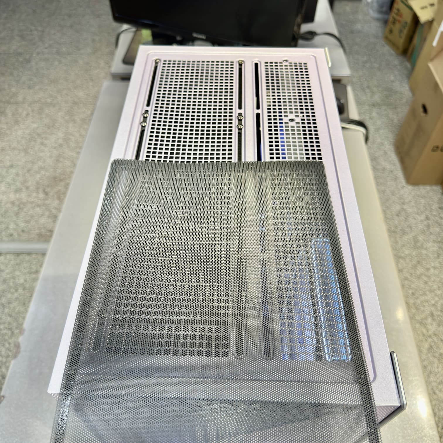 機殼頂部磁吸濾網 蜂巢散熱孔 清潔維護