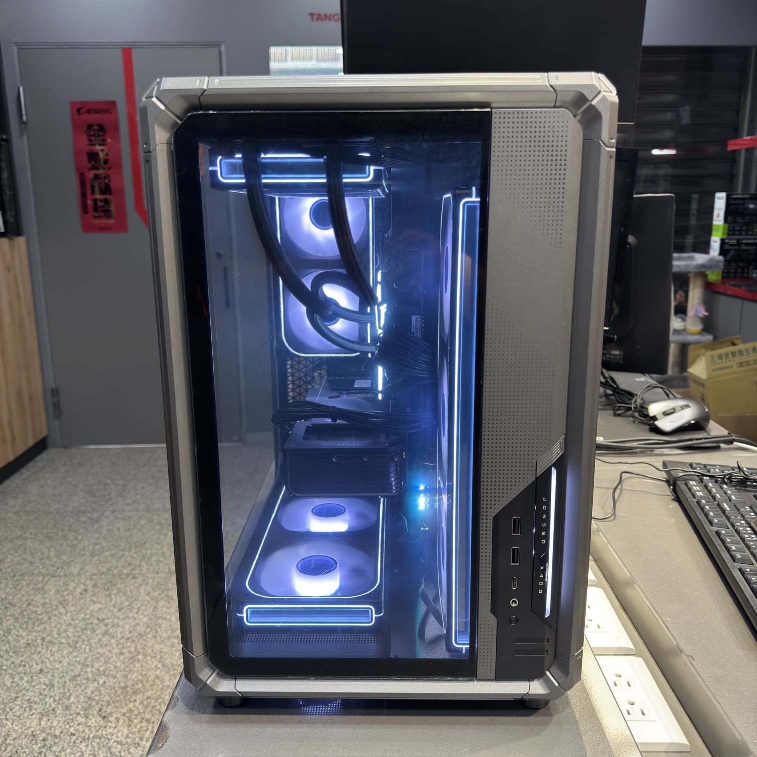 JONSBO X400 機殼外觀 機甲風格邊角與網孔面板