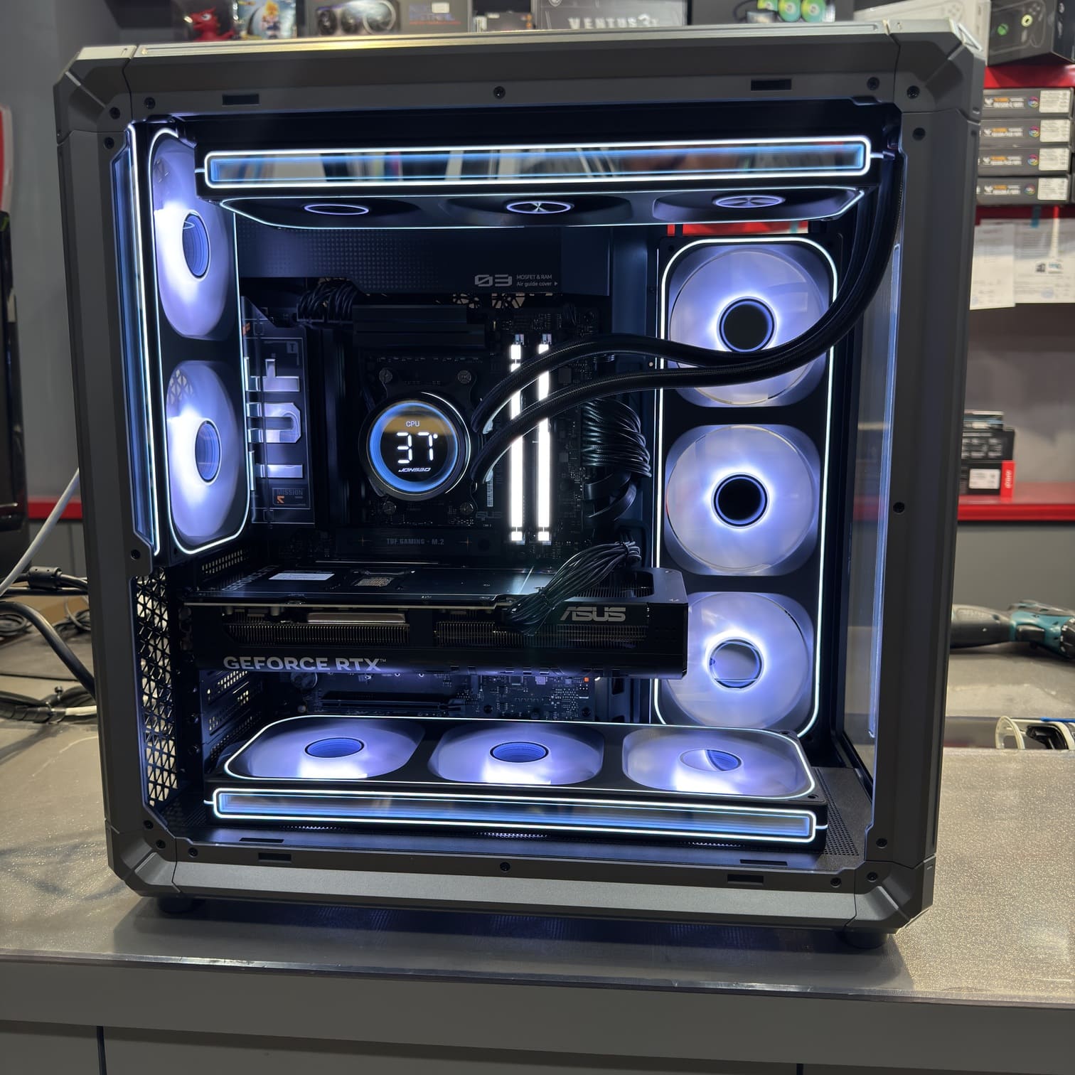 JONSBO X400 機殼側面全景 雙艙結構與 RGB 水冷展示