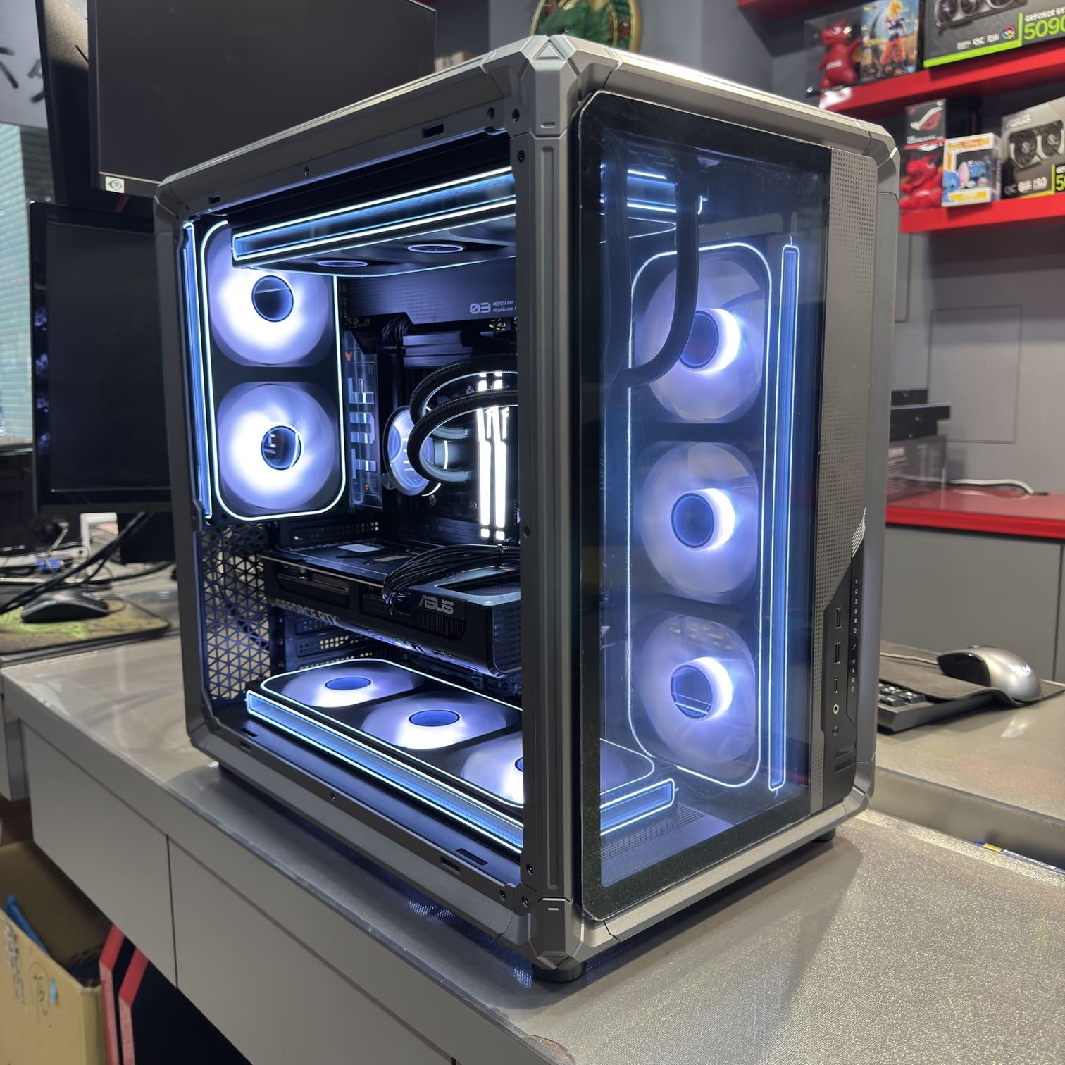 Jonsbo X400 側面全景照，內部風扇配置，工業風機殼