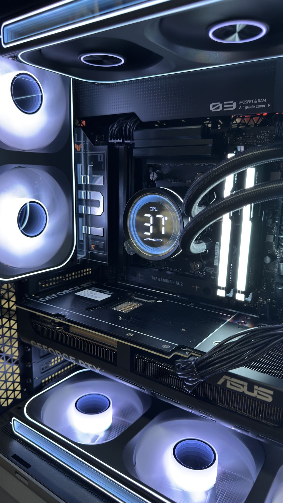 喬思伯 TH-360 水冷頭特寫，溫度顯示螢幕，無限鏡設計